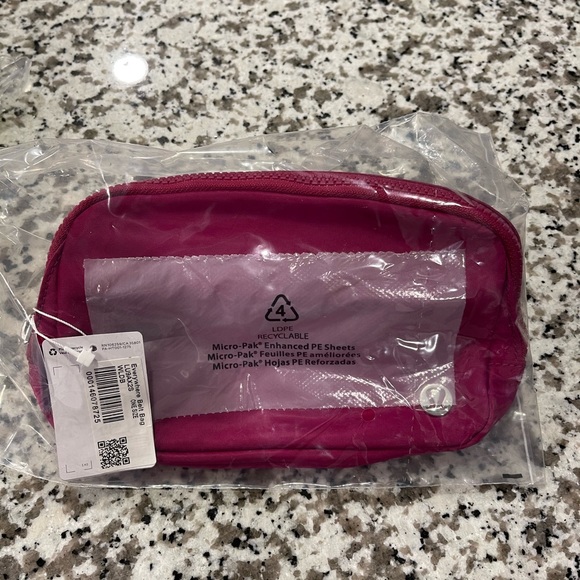 NWT Lululemon Everyday Belt Bag Wild Berry - Picture 2 of 2